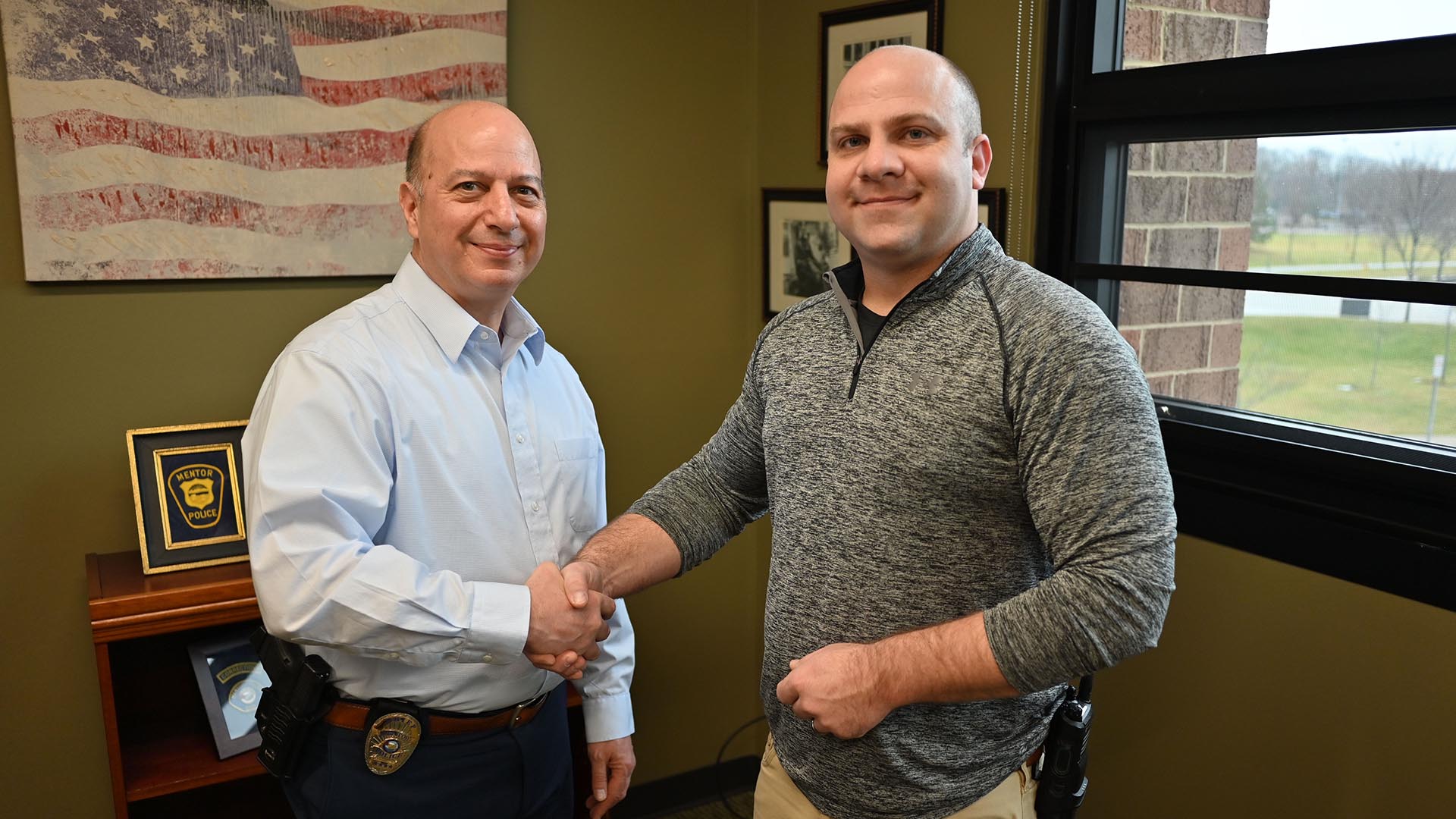 Mentor Police Chief Ken Gunsch presents Detective Ric Smith with Departmental Excellence Award.