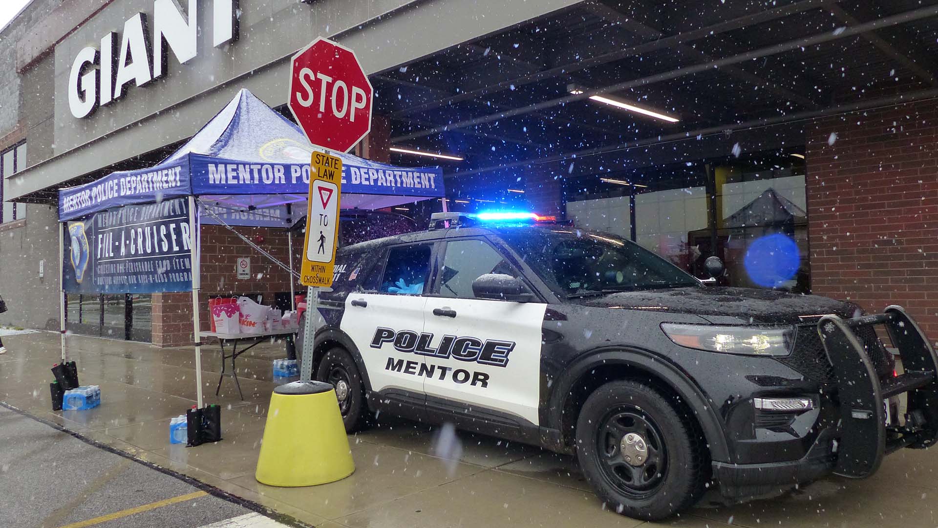 Image of Mentor Police Department SUV in front of Giant Eagle grocery store.